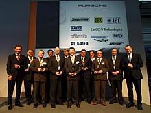 Das Gruppenbild zeigt die Preisträger des Porsche Supplier Awards 2008 mit den Porsche-Vorständen Holger P. Härter (rechts) und Michael Macht (links). 